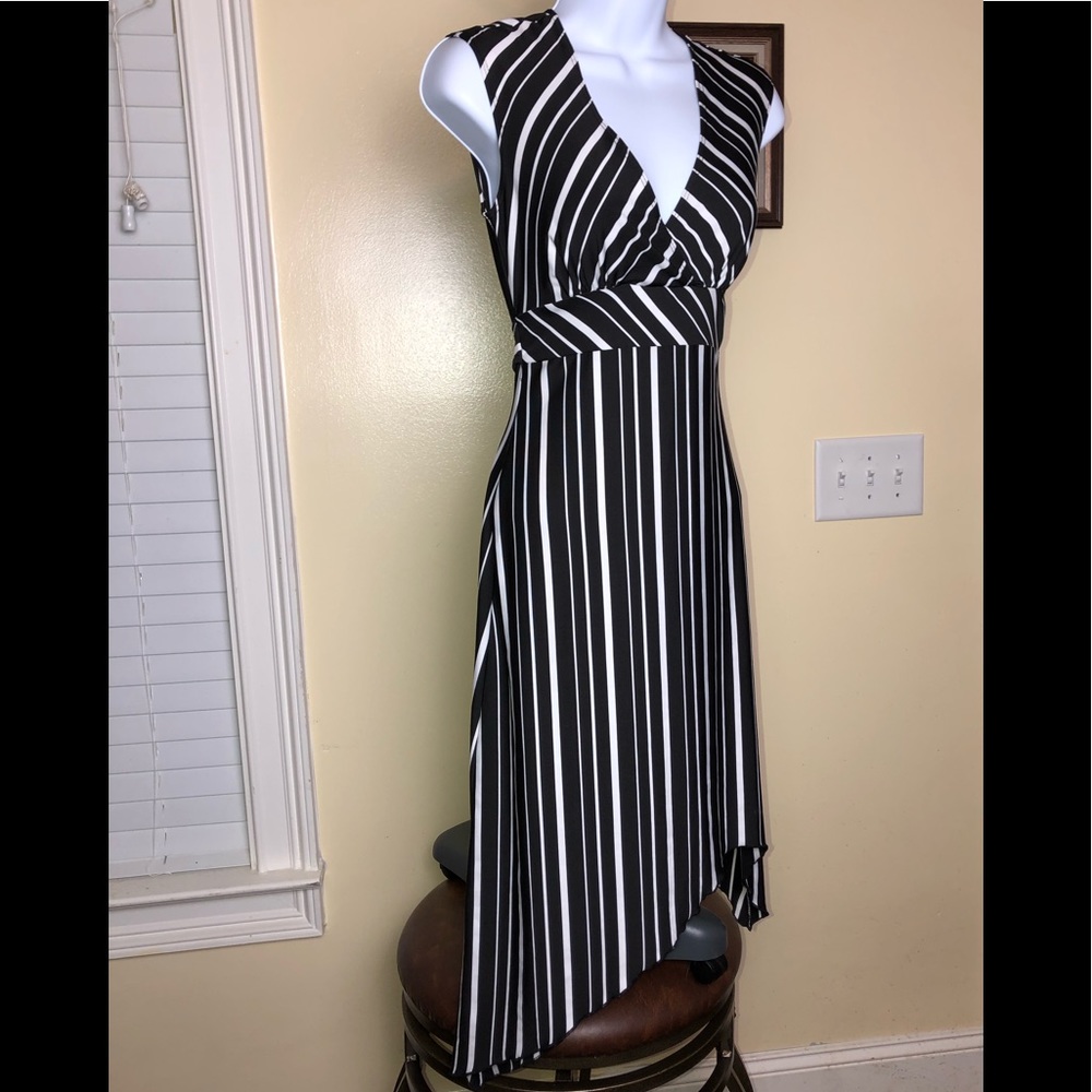 👗Black White PinStriped Sleeveless Dress - Picture 4 of 7